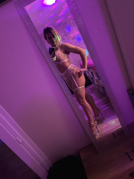Pour un magnifique #mardimiroir  Bisous mes lapin 💋  https://t.co/l5U0ULdohd  💋  @PartageDefiHot @DLingeriesexy<a href="/tag/mardimiroir"class="tags">#mardimiroir</a>