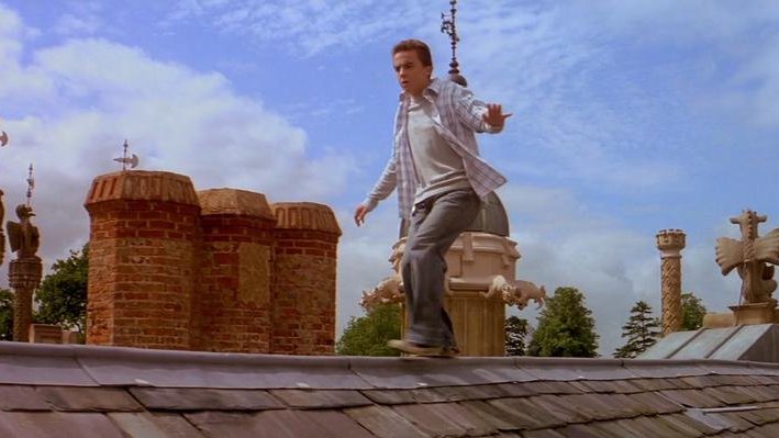 Today marks 20 years since Cody Banks 2 was released. Our interior & exterior was used as a location for scenes including the memorable food fight with baked beans! Another memorable scene included Agent Cody Banks – Frankie Muniz – walking along the rooftop of the House.