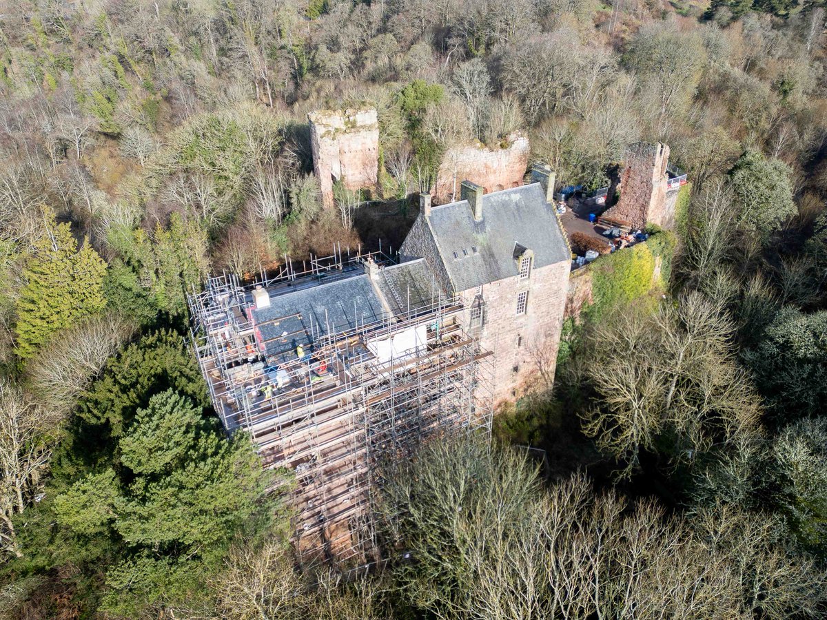 A permanent roof is now visible over the Great Hall of Rosslyn Castle for the first time since 1650. See rosslynchapel.com/news/ ⁦@pagepark⁩ ⁦@LandmarkTrust⁩