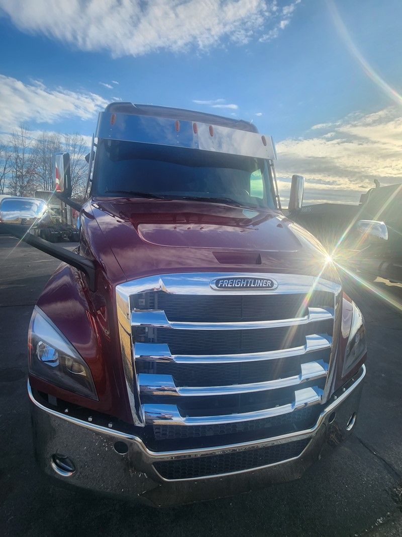 We've got New Truck Inventory available for immediate delivery!
2024 FREIGHTLINER CASCADIA 126 SLEEPER 
Stock#1955054
DD16, 600HP
Located at Velocity Truck Centers
1730 Champion Dr. Canton NC 28716 
velocitytruckcenters.com/inventory/new-…