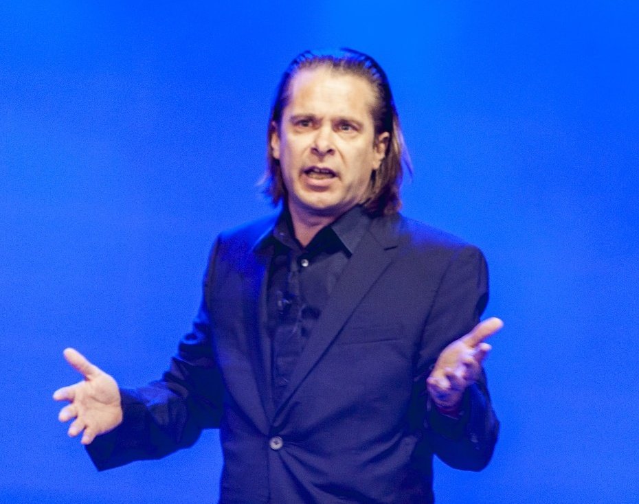 8 man politie valt bij Hans Teeuwen binnen na satirisch filmpje over Halsema! BIZAR! 

Doe een ♥️ &amp; RT als je Hans Teeuwen steunt!