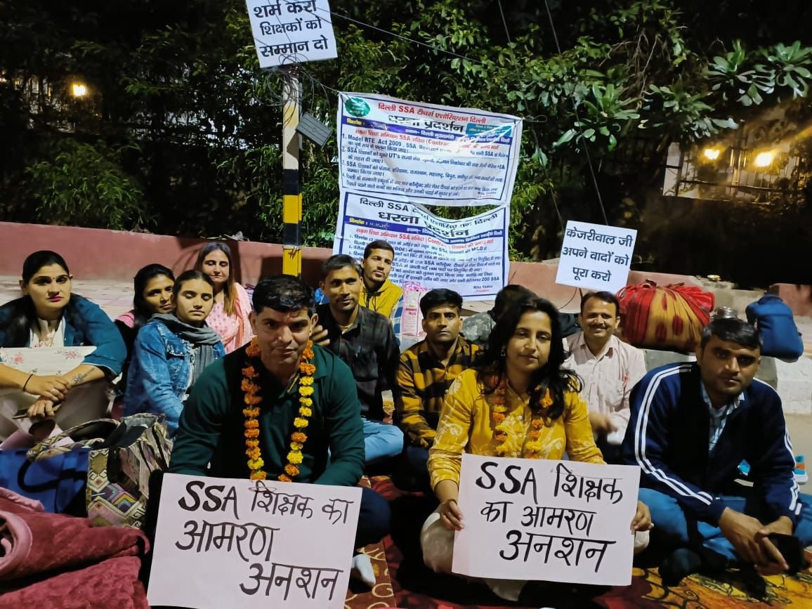 Geeta7753984655's tweet photo. Hum nhi rukenge jab tak hame insaf nhi milta... Ssa teachers on strike stay in front of cm house and fight for right https://t.co/hc5LhgHuqB