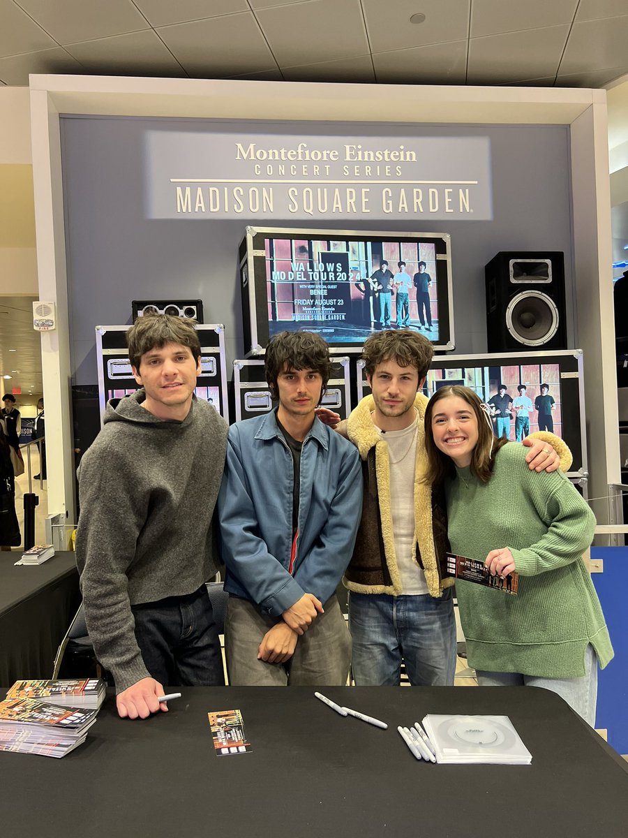 1nvisib3string's tweet image. just met my favorite band of all time i am so unwell 🥹☺️