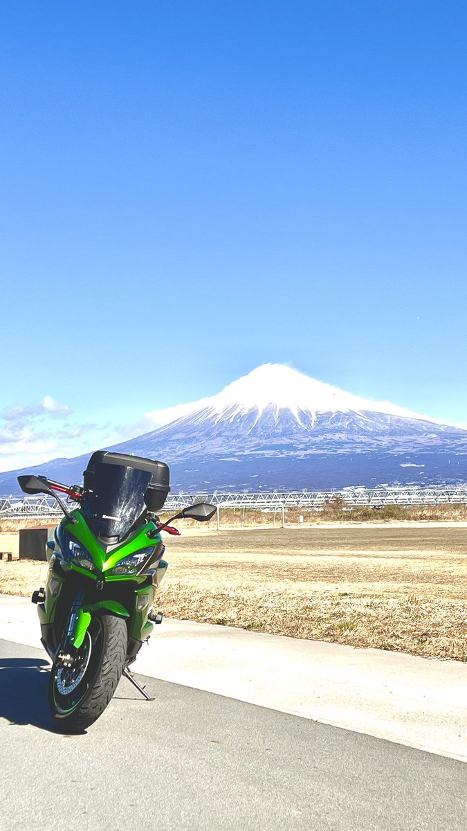 Reoby2431's tweet photo. 今年は厄年！本日また1つ大人になりました。

名前：レオバイ
性別：🚹
年齢：24
住み：愛知
愛車：Ninja1000SX('20)
好き：スノボ・ギター・猫・ゴルフ
一言：ツーリング一緒にいきましょ！
　　　気軽にメッセージください！

#バイク乗りとして軽く自己紹介
#バイク好きと繋がりたい https://t.co/MfRek5Lnw2
