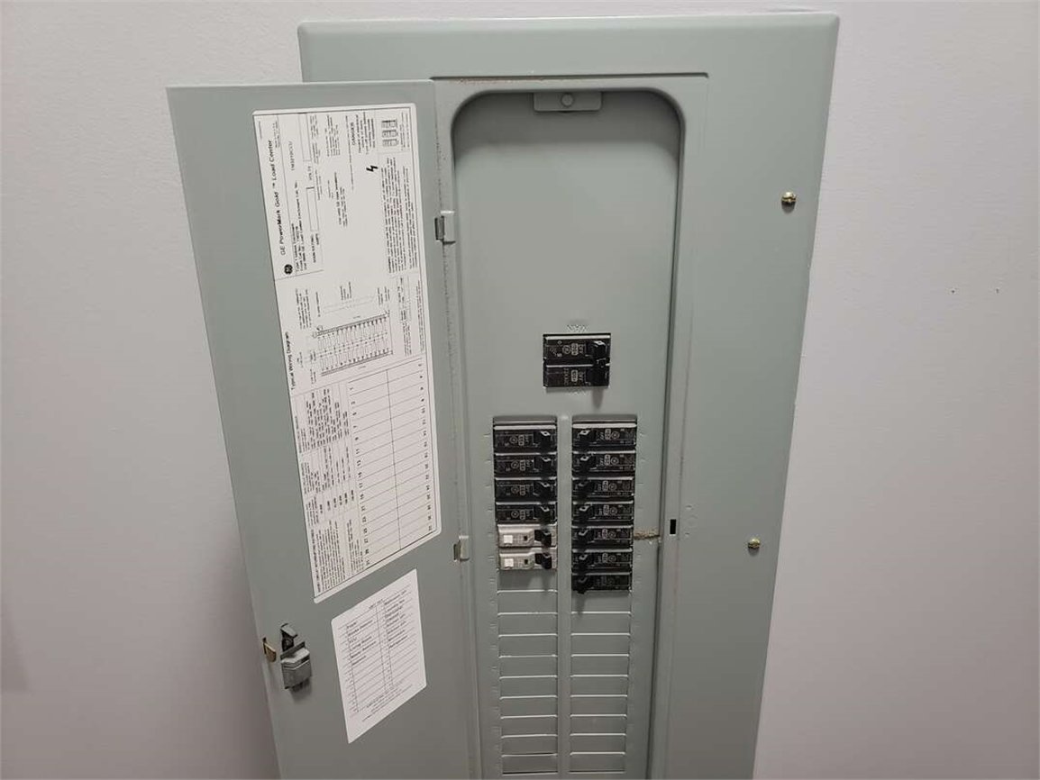 ServiceLinePtnr's tweet photo. When Donald's power went out, he knew he had a real problem. What he didn't know was that it would cost $5,000 to fix. 

#money #home #energy #electrical

https://t.co/usRkRjJmk2 https://t.co/2CZxI6QNqq