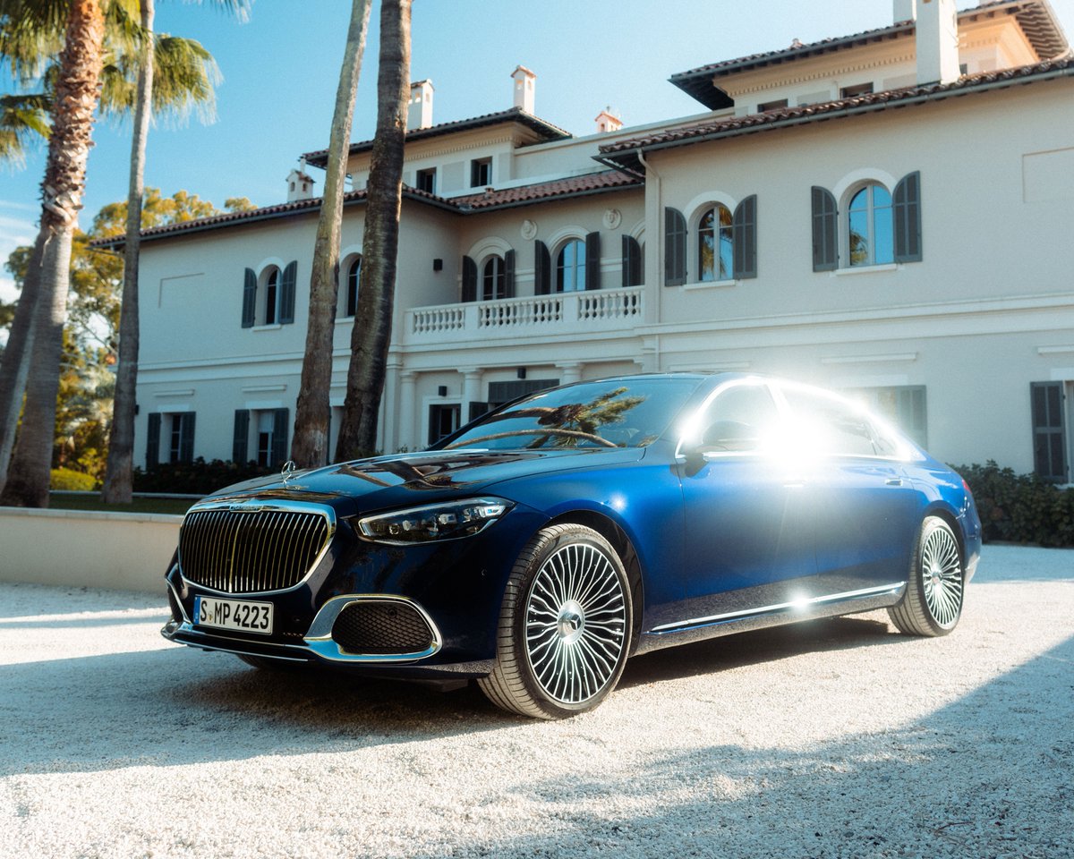 Glistening in the sun like the ocean on a warm summer's day: a gorgeous full chassis finish in exclusive MANUFAKTUR mystic blue. 

#MercedesMaybach #SClass #MaybachContentDays