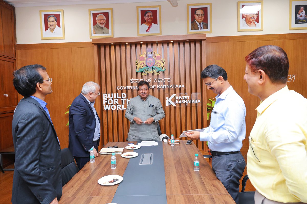 MBPatil's tweet photo. ವಿಜಯಪುರ ಜಿಲ್ಲೆಯಲ್ಲಿ ಕೈಗಾರಿಕಾ ಸಂಸ್ಕೃತಿ ರೂಢಿಸಲು ದಾಪುಗಾಲು!
ಸುಜ್ಲಾನ್ ನಿಂದ ₹30 ಸಾವಿರ ಕೋಟಿ, ರೆನೈಸಾನ್ಸ್ ನಿಂದ ₹6 ಸಾವಿರ ಕೋಟಿ ಹೂಡಿಕೆಗೆ ಆಸಕ್ತಿ

ಬಸವನಾಡಿನಲ್ಲಿ ಕೈಗಾರಿಕಾ ಸಂಸ್ಕೃತಿ ರೂಢಿಸಲು ನಮ್ಮ ಸರ್ಕಾರ ಮುಂದಡಿ ಇಟ್ಟಿದ್ದು, ಈ ನಿಟ್ಟಿನಲ್ಲಿ ಪವನ ವಿದ್ಯುತ್ ಮತ್ತು ಸೌರವಿದ್ಯುತ್ ಕ್ಷೇತ್ರಗಳ ದೈತ್ಯ ಕಂಪನಿಗಳಾಗಿರುವ ಸುಜ್ಲಾನ್ & ರೆನೈಸಾನ್ಸ್ ಕಂಪನಿಗಳ ಉನ್ನತಾಧಿಕಾರಿಗಳ ಜತೆ ಇಂದು ಚರ್ಚೆ ನಡೆಸಿದೆ.

‘ಸುಜ್ಲಾನ್’ ಪವನ ವಿದ್ಯುತ್ ಕ್ಷೇತ್ರಕ್ಕೆ ಅಗತ್ಯವಿರುವ ಕಂಬಗಳು ಮತ್ತು ಬೃಹತ್ ಬ್ಲೇಡುಗಳ ಉತ್ಪಾದನೆಗೆ ಖ್ಯಾತಿಗಳಿಸಿದ್ದು, ವಿಜಯಪುರದಲ್ಲಿ ಹಂತಹಂತವಾಗಿ ಬೃಹತ್ 30 ಸಾವಿರ ಕೋಟಿ ರೂ. ಹೂಡಿಕೆ ಮಾಡಲಿದೆ. ಮೊದಲ ಹಂತದಲ್ಲಿ ಕಂಪನಿಯು ಬ್ಲೇಡುಗಳ ತಯಾರಿಕಾ ಘಟಕ ಆರಂಭಿಸಲಿದ್ದು, 100 ಎಕರೆ ಜಮೀನನ್ನು ಕೇಳಿದೆ.  ಕಂಪನಿಯು 5,000 ಮೆಗಾವ್ಯಾಟ್ ಸಾಮರ್ಥ್ಯದ ಘಟಕವನ್ನು ಪ್ರಾರಂಭಿಸಲಿದ್ದು, ಇದು ದೇಶದಲ್ಲೇ 2ನೇ ಅತೀ ದೊಡ್ಡ ಪವನ ವಿದ್ಯುತ್ ಘಟಕವಾಗಿರಲಿದೆ.

ರೆನೈಸಾನ್ಸ್ ಕಂಪನಿಯಿಂದ 6,000 ಸಾವಿರ ಕೋಟಿ ರೂ. ಹೂಡಿಕೆ

ಸೌರ ಫಲಕಗಳ (ಸೋಲಾರ್ ಪ್ಯಾನೆಲ್ಸ್) ತಯಾರಿಕೆಗೆ ಬೇಕಾಗುವ ಬಿಡಿ ಭಾಗಗಳ ಉತ್ಪಾದನೆಗೆ ಹೆಸರಾಗಿರುವ ರೆನೈಸಾನ್ಸ್ ಸೋಲಾರ್ & ಎಲೆಕ್ಟ್ರಾನಿಕ್ ಮೆಟೀರಿಯಲ್ಸ್ ಕಂಪನಿ ಕೂಡ ವಿಜಯಪುರದಲ್ಲಿ ತನ್ನ ಘಟಕ ಆರಂಭಿಸಲು 6,000 ಕೋಟಿ ರೂ. ಬಂಡವಾಳ ಹೂಡಲು ಮುಂದೆ ಬಂದಿದೆ. ಈ ಸಂಬಂಧ ಕಂಪನಿಯ ಸಿಇಒ ಶ್ರೀ ಮಿಲಿಂದ್ ಕುಲಕರ್ಣಿ ಅವರೊಂದಿಗೆ ಪ್ರಾಥಮಿಕ ಚರ್ಚೆ ನಡೆಸಲಾಯಿತು.

ಈ ಕಂಪನಿ ಕೂಡ ಸುಮಾರು 100 ಎಕರೆಯಲ್ಲಿ ಕಾರ್ಯಾರಂಭಿಸಲು ಮುಂದೆ ಬಂದಿದೆ.  ಆರಂಭದಲ್ಲಿ 2,500 ಕೋಟಿ ರೂ. ಹಣ ಹೂಡಲಿದ್ದು, 5,000 ಮೆಗಾವ್ಯಾಟ್ ಸಾಮರ್ಥ್ಯದ ಘಟಕವನ್ನು (ಕ್ರಿಸ್ಟಲ್ ಗ್ರೋತ್ & ವೇಫರಿಂಗ್ ಯೂನಿಟ್) ಆರಂಭಿಸಲಿದೆ.

2025ರ ಕೊನೆಯ ಹೊತ್ತಿಗೆ ತನ್ನ ವಾಣಿಜ್ಯ ಚಟುವಟಿಕೆ ಆರಂಭಿಸಲಿದೆ. ಸುಮಾರು 1 ಸಾವಿರ ಉದ್ಯೋಗಾವಕಾಶಗಳು ಸೃಷ್ಟಿಯಾಗಲಿವೆ.  2030ರ ಹೊತ್ತಿಗೆ ಕಂಪನಿಯು ತನ್ನ ಘಟಕವನ್ನು 20 ಸಾವಿರ ಮೆಗಾವ್ಯಾಟ್ ಮಟ್ಟಕ್ಕೆ ಕೊಂಡೊಯ್ಯುವ ಗುರಿ ಹೊಂದಿದೆ. ಆಗ 3,000ಕ್ಕೂ ಹೆಚ್ಚು ಜನರಿಗೆ ಇಲ್ಲಿ ಉದ್ಯೋಗ ಸಿಗಲಿದೆ.

ಸುಜ್ಲಾನ್ ಸಮೂಹದ ಸಿಇಒ ಶ್ರೀ ಜೆ ಪಿ ಚಲಸಾನಿ ಮತ್ತು ರೆನೈಸಾನ್ಸ್ ಸೋಲಾರ್ ಮತ್ತು ಎಲೆಕ್ಟ್ರಾನಿಕ್ ಮೆಟೀರಿಯಲ್ಸ್ ಕಂಪನಿಯ ಸಿಇಒ ಶ್ರೀ ಮಿಲಿಂದ್ ಕುಲಕರ್ಣಿ ಈ ಮಹತ್ವದ ಮಾತುಕತೆಗಳಲ್ಲಿ ಪಾಲ್ಗೊಂಡಿದ್ದರು. ಕೆಐಎಡಿಬಿ ಸಿಇಒ ಡಾ.ಮಹೇಶ್ ಸೇರಿದಂತೆ ಇತರ ಅಧಿಕಾರಿಗಳು ಉಪಸ್ಥಿತರಿದ್ದರು.