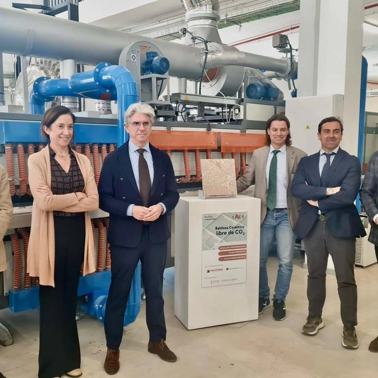 Visita junto a <a href="/felipejcarrasco/">Felipe Carrasco</a> y #ManuelRosalén al  <a href="/ITC_ceramica/">ITC</a> 
✅junto a  Ivace+i lidera una #investigación sobre la electrificación y  descarbonización mediante #hidrogenoverde en el sector azulejero
💶Ivace+i Energía destinará 2 M€ para apoyar el   #hidrogenoverde en laCV