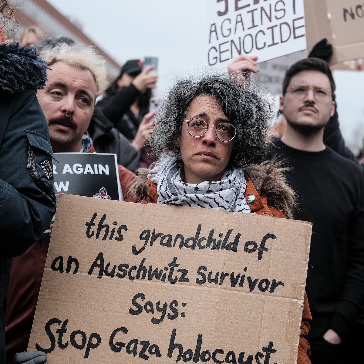 Bijna alle media gaan hard op het antisemitisme-frame van de nb door Joodse orga's(!!) geïnitieerde demo tegen Herzog en geven ruim baan aan de valse focus door Yesilgöz, Wilders etc. Maar interviews met Erev Rav, Ander Joods Geluid, de initiatiefnemers? Nope. Dat is bewust.