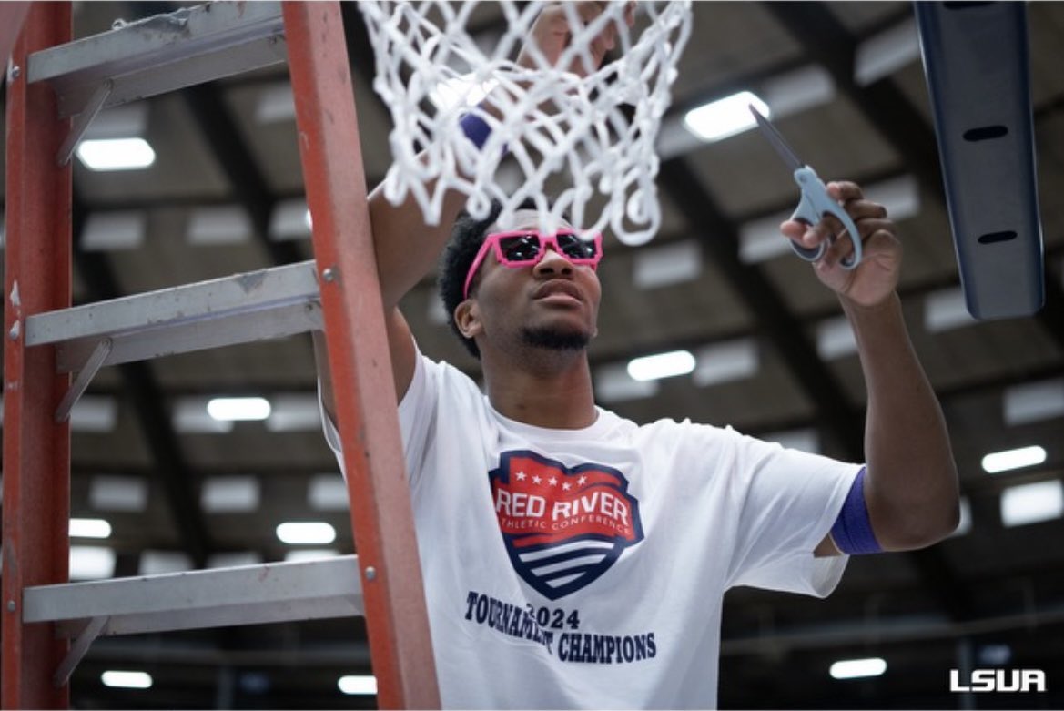 HolmesMBB's tweet photo. Another Bulldog is off to the NAIA National Tournament! 🔥 

Congratulations to Jourdain Dishmond and the Red River Athletic Conference Regular season and Tournament Champions! 🏆 Good luck at Nationals! 

 #WeDogs🐶 https://t.co/5zxNWkd9hc