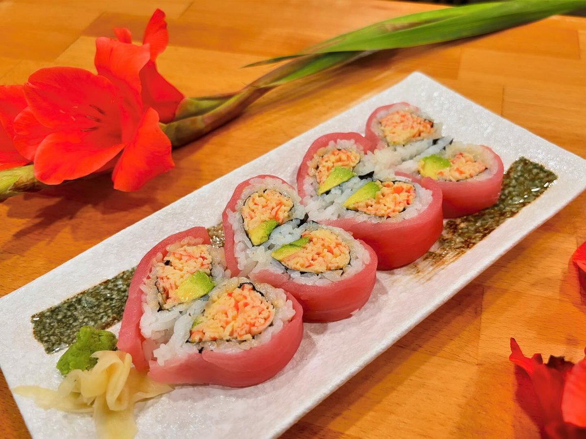 NWKDelivers's tweet photo. Dive into sushi heaven with #RamenGami's specialty rolls filled with creamy avocado, spicy crab, and fresh tuna. 🍣
Learn how ordering your favorite rolls on the NWKD app can help the local community: https://t.co/XDNXRu6ayt 
📸: #RamenGami https://t.co/eEooDsJIVD