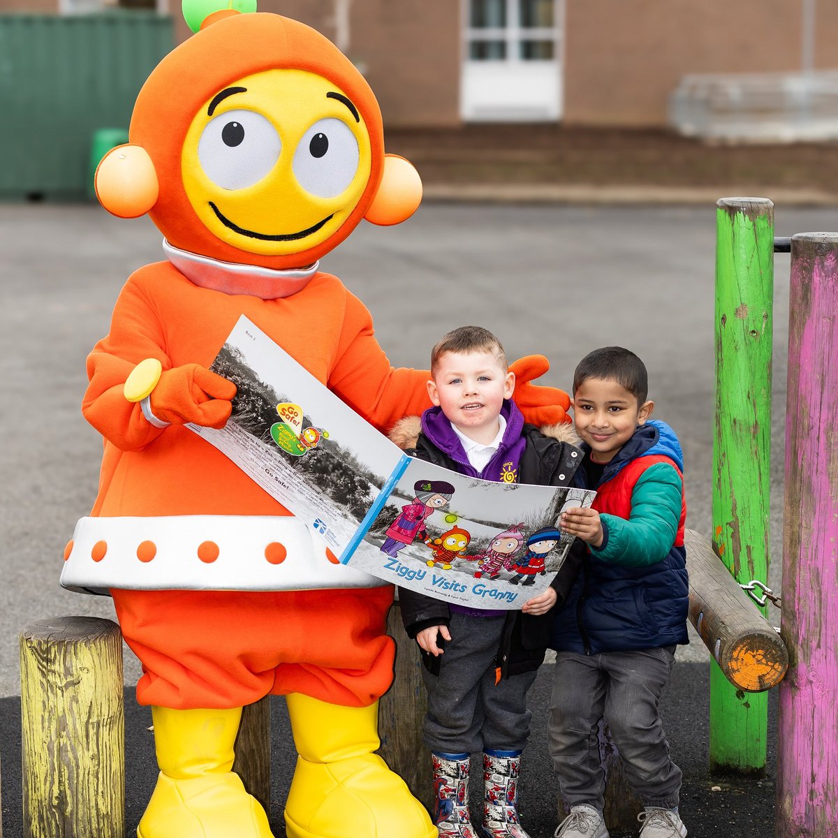 Ziggy had a great time visiting @SchoolDyce to join in with some playtime fun and remind children to stay safe on our roads. 🚦 Learn more about Ziggy and the free resources available at 👉 roadsafety.scot/ziggy-online #GoSafeWithZiggy