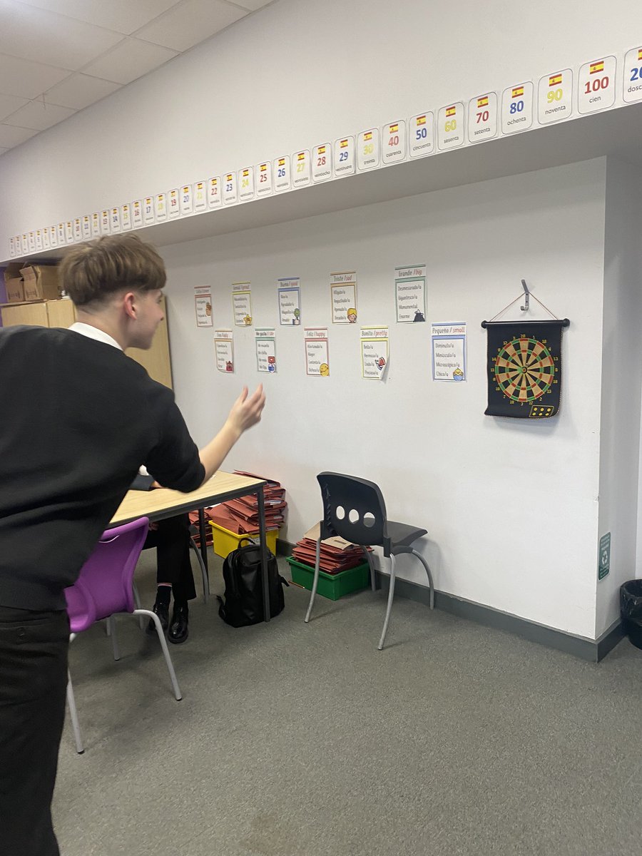 MissOConnell2's tweet photo. Loving my new purchase - a magnetic dartboard🎯
Used this today with my year 11s whilst practicing speaking questions. 
The students loved it and were so engaged😃 https://t.co/dPpKKXkICz