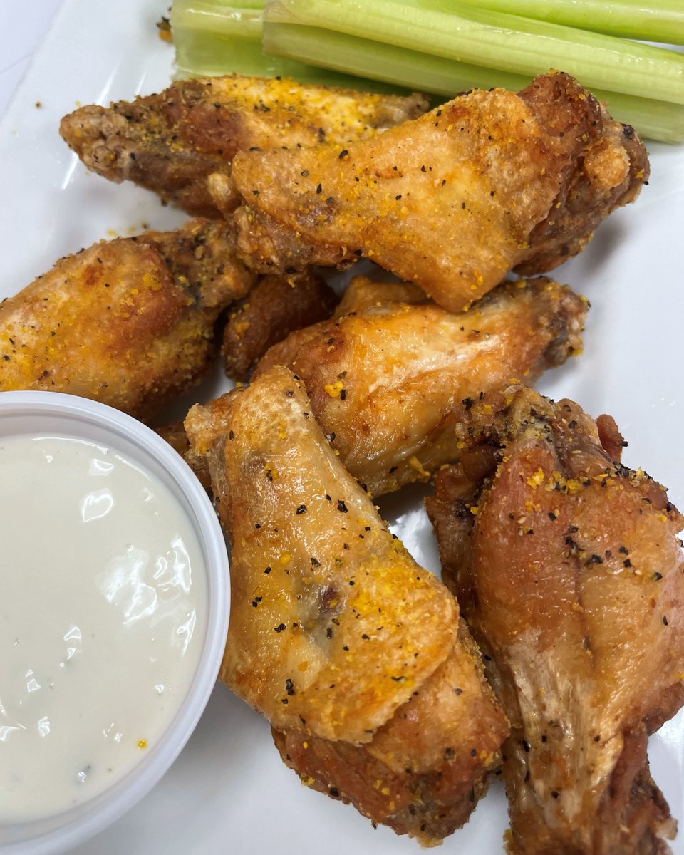 scarlettcabaret's tweet photo. No plans, just winging our way through the day. Who's in? ๐โจ
#miamihappyhour #miamifreelunch #scarlettscabaret #lemonpepperwings https://t.co/s9OBJHfaus