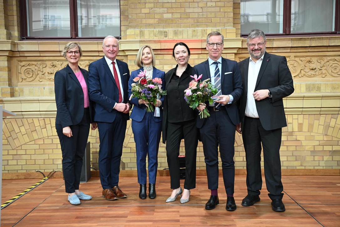 Mit dem #WiForward bei unserer heutigen Wirtschaftskonferenz für ihre Leistungen zur #Transformation ausgezeichnet: Dr. <a href="/MarianneJanik/">Marianne Janik</a>, <a href="/MicrosoftDE/">Microsoft Germany</a> und Prof. Dr. <a href="/michael_huether/">Michael Hüther</a>, <a href="/iw_koeln/">Institut der deutschen Wirtschaft</a>. Wir gratulieren beiden sehr herzlich! #WiKo24