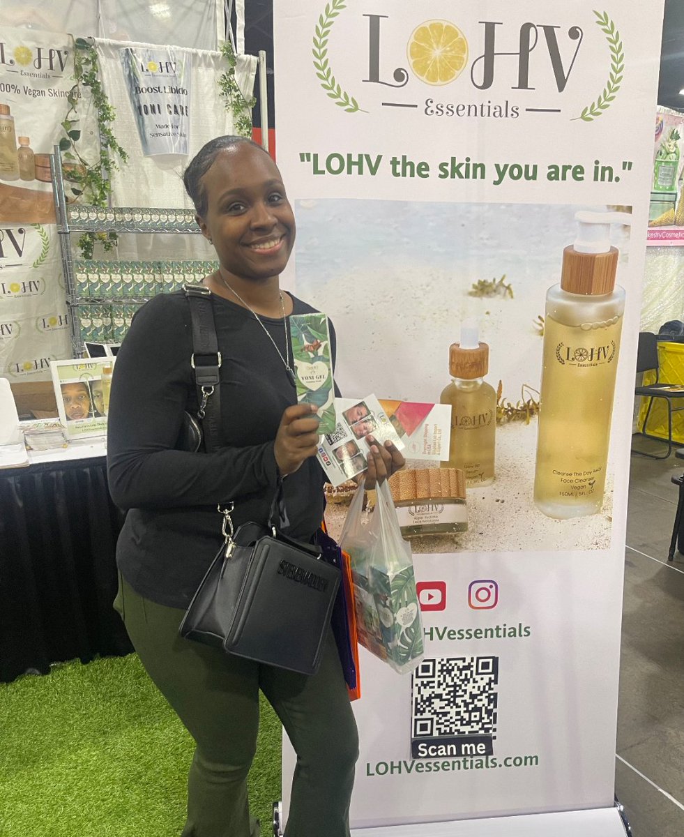 Lohvessentials's tweet photo. Another happy LOHV🤗, we had the pleasure of personally meeting all of our LOHV's at the Bronner Brother Show. Your opinion matters, we LOHV to give back! Leave us a review and we are giving you a complimentary gift with your purchase. https://t.co/CKbaa8Nnfx