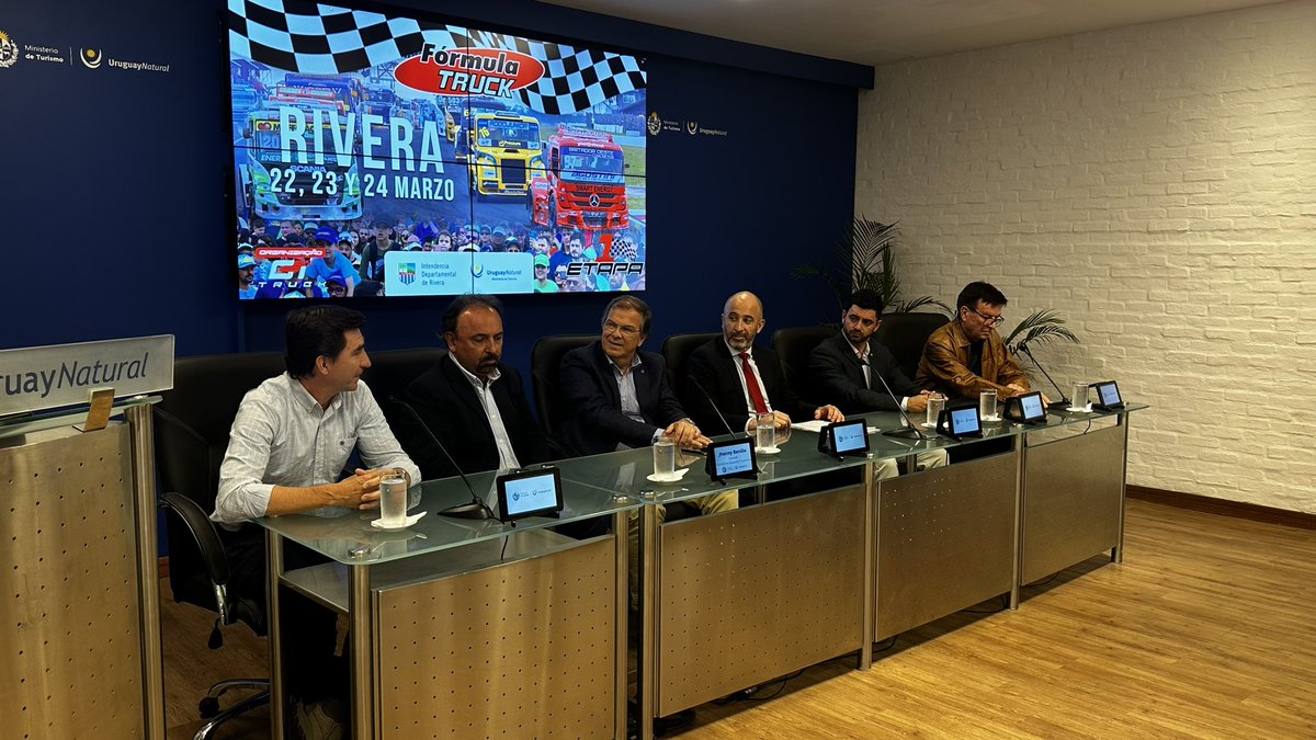 Jeanap08's tweet photo. Estuvimos en el Ministerio de Turismo junto al Flamante Ministro  @EduardoSangui13 y al Sr. Intendente Richard Sander en el lanzamiento de @Formulatruck que se realizará en Rivera los días 22, 23 y 24 de Marzo. https://t.co/68AvalySlM