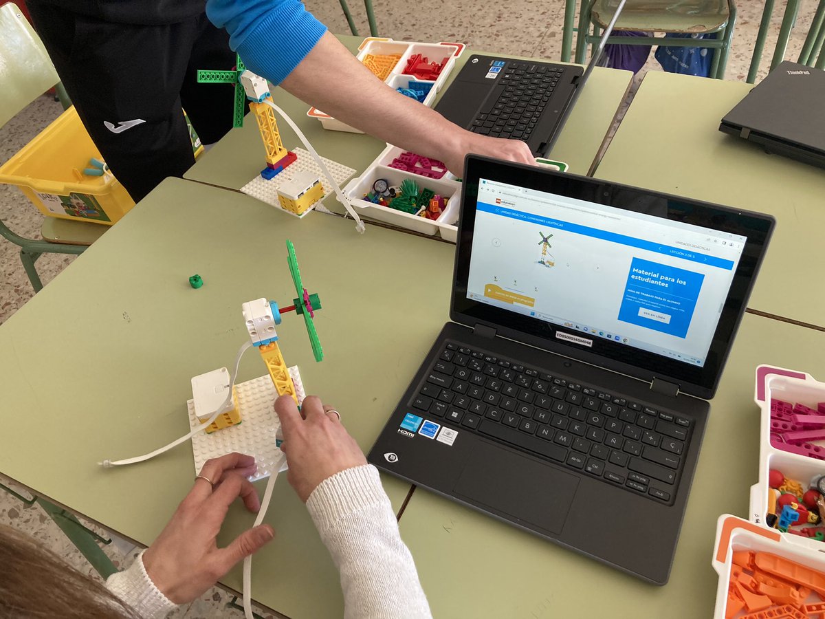 Acompañando en @CEIPCOMUNEROSAV Preparamos un proyecto de #Energía renovables con KIE de @Complubot y @LEGO_Education Volveremos para ver cómo se implementa en el aula. Siempre es un placer compartir con este claustro. @CodeWeekEU @scientix_eu @educaINTEF @fcl_euschoolnet