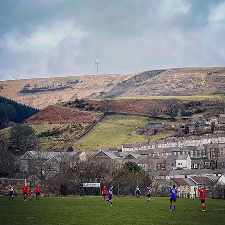 The beautiful game’s never looked so... beautiful! You’d be forgiven for taking your eyes off the action in favour of the breathtaking surroundings. The towns and villages nestled in Bridgend County’s three valleys have some of the best views in Wales. 📷 sionmun