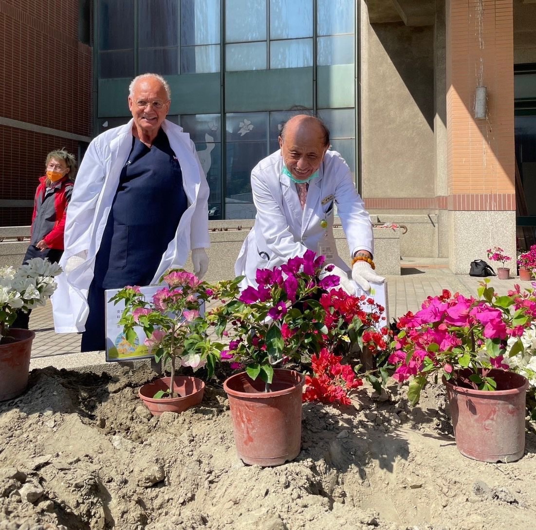 IrcadFrance's tweet photo. For “National Tree Planting Day 🌳”, Dr. Min Ho Huang (President of IRCAD Taiwan) and Prof. Jacques Marescaux planted a tree to mark the celebration of this special event.

#plantatreeday #taiwan #surgery #ircad #minimallyinvasivesurgery https://t.co/pPlDYWsbqD