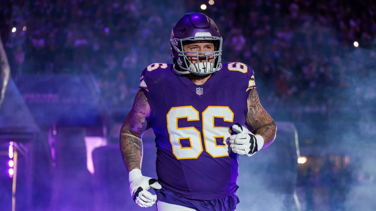 vikingzfanpage's tweet photo. The #Vikings have not made LG Dalton Risner an offer as of this morning, @DWolfsonKSTP mentioned on @SKORNorth. 

He would like to be back in Minnesota, but also wants to be off the board over the next 48 hours, to avoid what happened last offseason. 

Risner has “at least one option” that is not Minnesota.