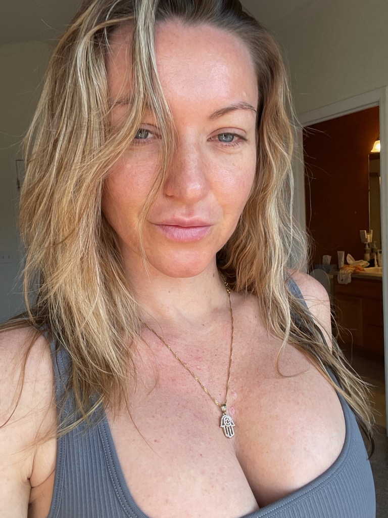 EMarie2222's tweet photo. Nice and casual start to the day. Getting ready to get a little home workout in. 

Which look do you like more the sweet or sensual pic?

#sweetlook #sensuallook #FLBP #cleavage #tanktop https://t.co/LzbuMxjhPs