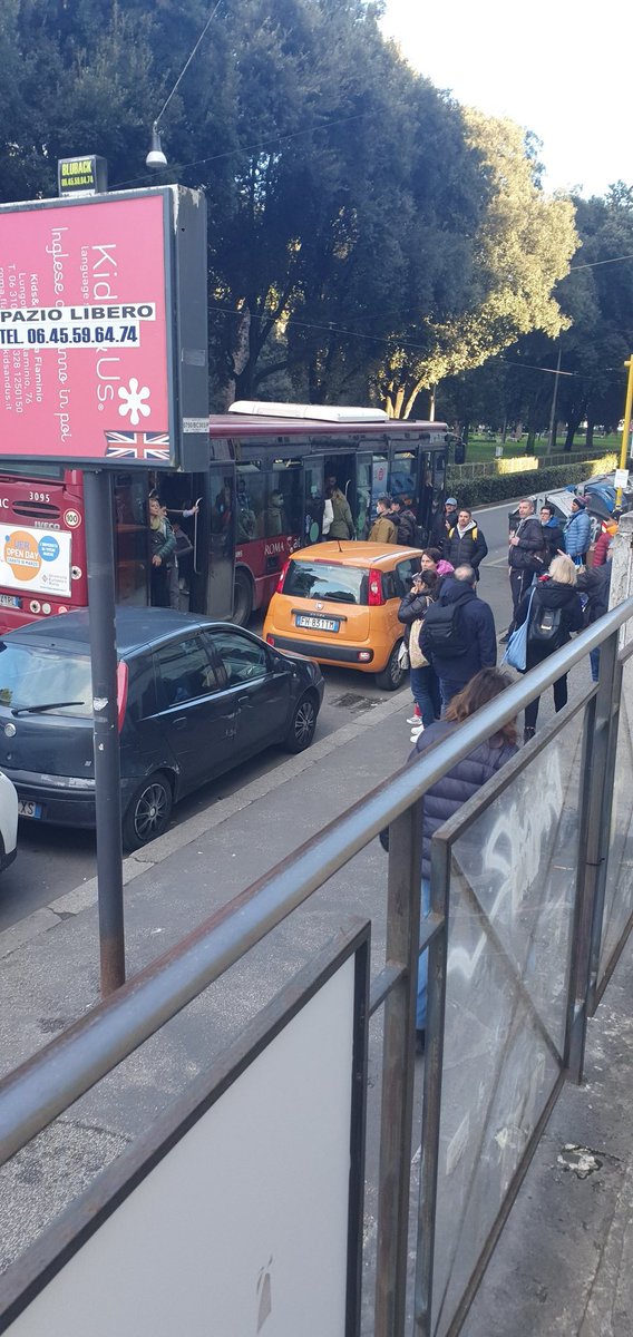 Questa la situazione ora e tutti i giorni del 2 bus!Non si riesce ad entrare! Vergogna @infoatac @MercurioPsi @battaglia_persa @ilmessaggero @repubblica
