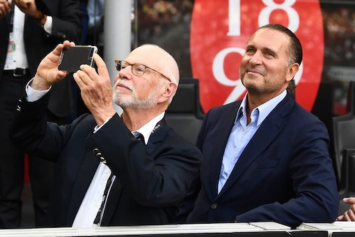 MilanMatters's tweet photo. ๐จ FULL DETAILS ON THE MILAN INVESTIGATION
PERSONS INVOLVED
Giorgio Furlani and Ivan Gazidis are being investigated for obstructing the FIGC's supervisory activity.
HYPOTHESIS
The hypothesis is that Milan does not really belong to RedBird (who from August 31st 2022 appear the theoretical owners), but that in reality the club always remained and is still under the controlling influence of the then apparent seller, the Elliott fund controlled by Paul Singer.
DOCUMENTS
The Italian Financial Guard put forward to the police documents from three different unpublished sources:
1) Documents filed with the SEC in the United States.
2) Documents found in Luxembourg during the searches a year ago to the already investigated board members Jean Marc Mclean and Daniela Italia.
3) Documents internal to Milan that were drawn up to present the club of management contacts with potential Arab investors.
POTENTIAL CONSEQUENCES
If the hypothesis is confirmed to be true, Milan is at risk of receiving sanctions from BOTH the Italian league and UEFA.
@Corriere๐ฃ