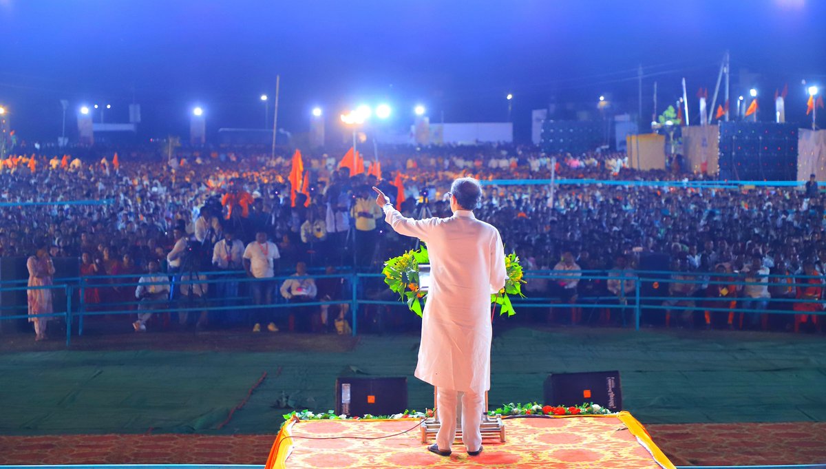 ShivSenaUBT_'s tweet photo. जनसंवाद... 
हा संवाद आहे लोकहितासाठी, न्यायासाठी आणि हुकूमशाही प्रवृत्तीचा बिमोड करण्यासाठी!
जनसंवादाची ही मशाल आज यवतमाळ-वाशीम लोकसभेतील पुसद येथे धगधगली. विठाबाईनगरात पार पडलेल्या ह्या सभेत पक्षप्रमुख मा. श्री. उद्धवसाहेब ठाकरे ह्यांनी व्यक्त केलेले विचार निष्ठावंत शिवसैनिकांची एकजूट मजबूत करण्यासाठी महत्त्वाचे आहेत. 
'माझी जनता हे माझं वैभव आहे, हे वैभव खोक्यामध्ये मावणारं नाही', हा विश्वासदेखील त्यांनी व्यक्त केला.