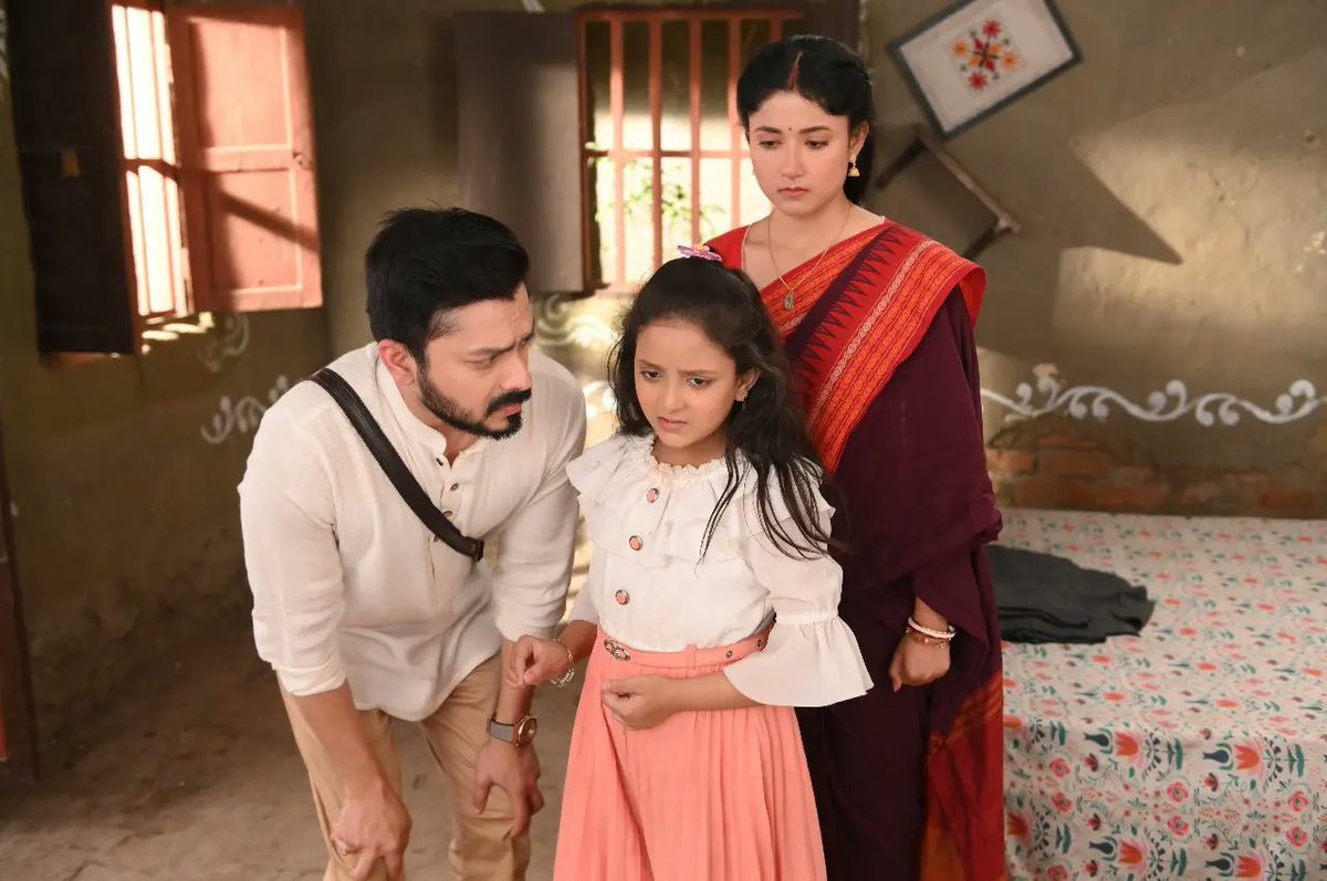 Nideas_Prod's tweet photo. কেমন লাগলো আজকের episode?
দেখতে থাকুন #AlorKole, সোম - শনি, রাত ৯ টায়।
#SomuSarkar #KoushikRoy #RishitaNandy @ZeeBanglaTv @AemplEvents @prosenjitbumba https://t.co/splcQqdI3v