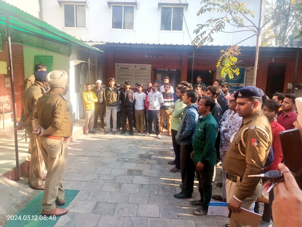 ssputchandigarh's tweet photo. To curb crime and ensure public safety in the City, special #CASO carried out by @ChdPol in Mauli Jagran today !

In which:
◾32 suspicious persons verified
◾25 stranger rolls issued
◾6 BCs &amp; 16 jail released verified
◾5 vehicles challaned &amp; 2 impounded for traffic violations https://t.co/Ipjq0Jq9Mh