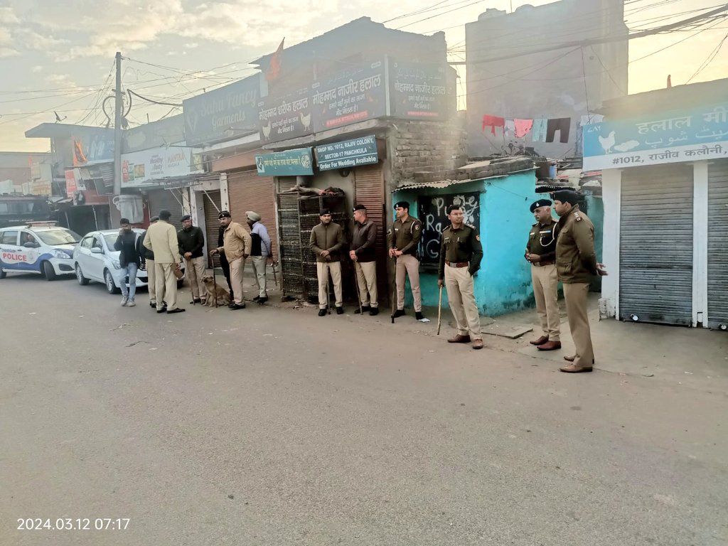 ssputchandigarh's tweet photo. To curb crime and ensure public safety in the City, special #CASO carried out by @ChdPol in Mauli Jagran today !

In which:
◾32 suspicious persons verified
◾25 stranger rolls issued
◾6 BCs &amp; 16 jail released verified
◾5 vehicles challaned &amp; 2 impounded for traffic violations https://t.co/Ipjq0Jq9Mh