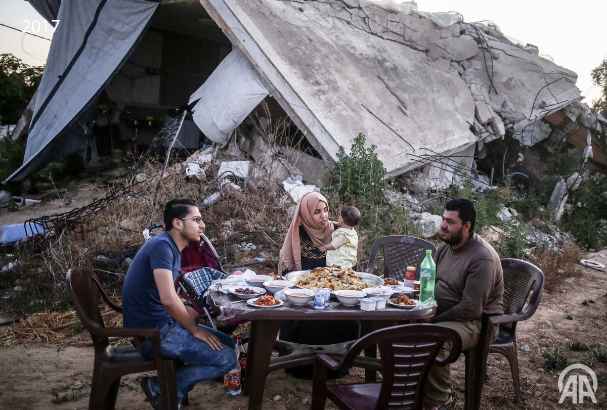 AnadoluArsiv's tweet photo. 🌙Gazzeliler, yıllardır iftarlarını savaşın gölgesinde, bombaların altında ve enkazların arasında açıyor.

•2015
•2017
•2019
•2024

📷: AA Arşiv https://t.co/5aCMW1A9zk