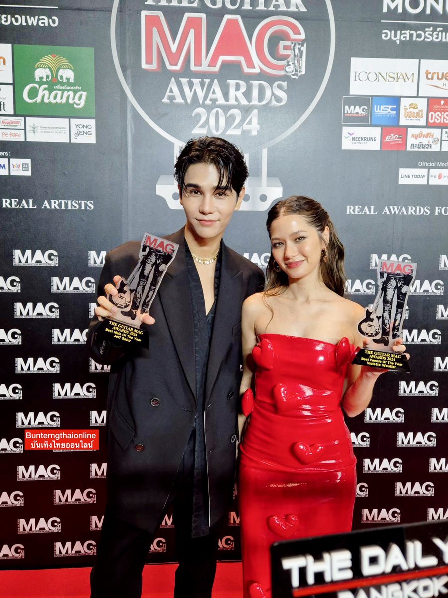 Jeff Satur& Violet Wautier Best Male Artist Of The Year ได้แก่ Jeff Satur สังกัด Wayfer Recoreds และ Best Female Artist Of The Year Violet Wautier สังกัด Universal Music Thailand #VioletWautier #JeffSatur #TheGuitarMagAwards2024 #TheGuitarMag #งานของคนดนตรี #MusicMonument