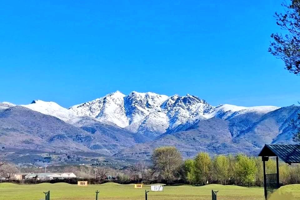 🏔️Así luce la cara sur de Gredos en un día primaveral en el cual las temperaturas van subiendo. Desde el campo de Golf de Candeleda (#Avila)