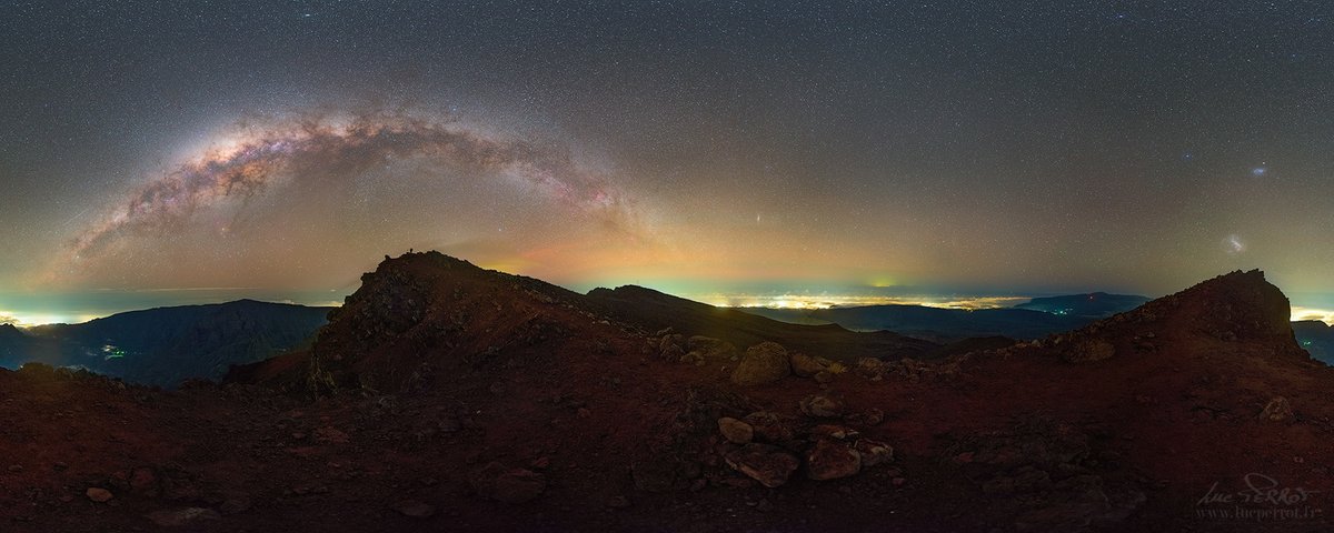 Vue à 360° depuis le Piton des Neiges.
4 galaxies sont ici visibles : la Voie lactée, la galaxie d'Andromède au centre de l'image et les 2 Nuages de Magellan complètement à droite.
Tout au loin, les lueurs de l'île Maurice sont observable.
