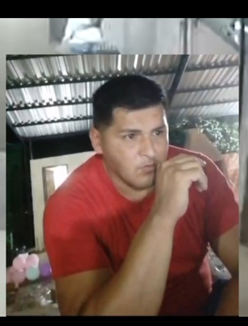 edithortizg's tweet photo. #bastadecrueldadcarajo  El COBARDE  tiene rostro 😡 y su nombre es  Derlis Mareco.

EL GATO SOBREVIVIÓ 🙌 lucha por su vida internado desde el domingo. 

#AnimalerosNoTeCalles Resumen del trabajo de investigación a Pulmón ✌️ 👇👇

Es la mascota de la nieta del Propietario de la quinta, el hecho ocurrió en la madrugada del domingo, (ronda de charla de militares) 😳, nerviosos porque querían seguir tomando y escuchando música a todo volúmen, fueron invitados a retirarse a las 3 am, como indica el contrato. Continuaron bebiendo en la vereda, mientras se limpiaba el local, motivo por el cual el gato afuera. 

Derlis Mareco ya está con denuncia formal en la Fiscalía de Limpio, esperando que él @ministeriopublicopy_  ACTÚE Y CASTIGUE CON TODO EL PESO DE LA LEY‼️ Hoy es un gato mañana puede ser tu hijo paseando en la vereda, SUJETO VIOLENTO QUE NO LOGRÓ SU OBJETIVO DE MATAR AL GATO⚠️