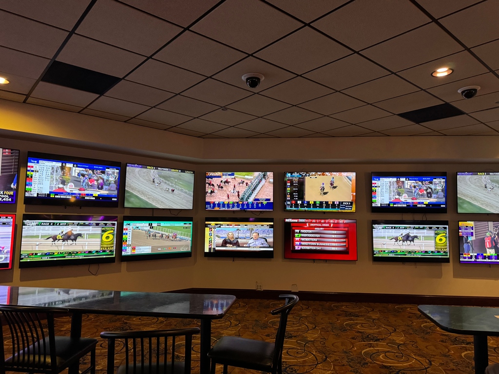 Dive into the heart of racing action with Simulcast Racing at The Big Easy Casino! 🏇🏽🐕 Watch live races from around the globe!

#bigeasycasino #simulcast #liveracing #hallandalebeach