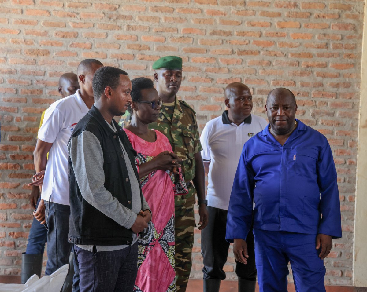 RTNBurundi's tweet photo. Après les champs, le Chef de l'État @GeneralNeva a visité la coopérative #Terimbere de Mpanda spécialisée dans la culture du riz. Il a apprécié l'évolution de cette coopérative qui a débuté avec une petite contribution de 20 milleFbu par membre. https://t.co/vf367Jr5eo