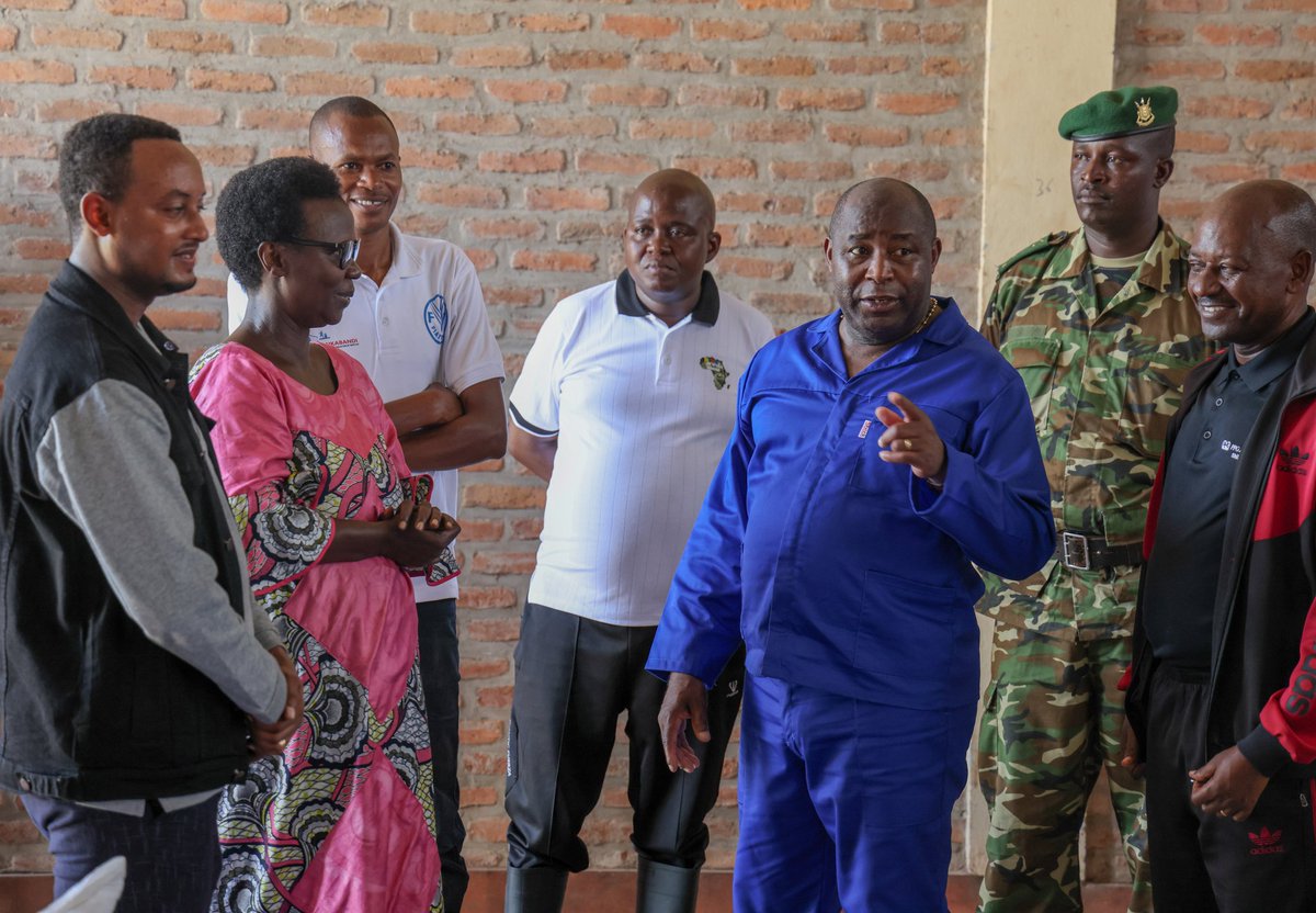 RTNBurundi's tweet photo. Après les champs, le Chef de l'État @GeneralNeva a visité la coopérative #Terimbere de Mpanda spécialisée dans la culture du riz. Il a apprécié l'évolution de cette coopérative qui a débuté avec une petite contribution de 20 milleFbu par membre. https://t.co/vf367Jr5eo