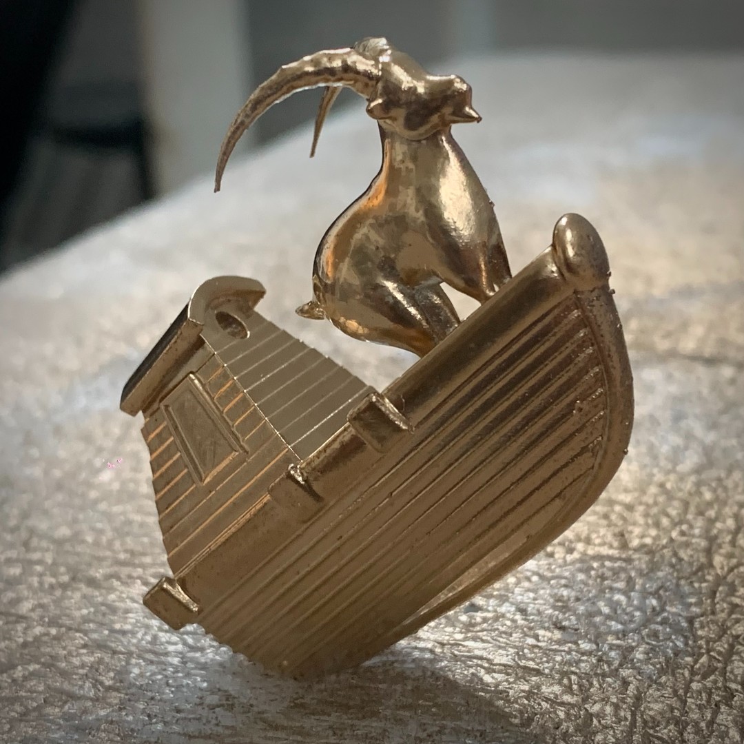 Hot Pop's first AI generated design brief! Our clients approached us with their AI generated image, and the brief was clear - make goats on boats, on a keychain. With 3D modelling, 3D printing, and post production, we brought Project Goat Boat to life. How do you think we did? 🐐