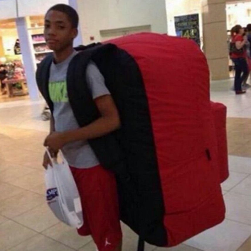 lovingnaruto's tweet photo. alguien me explica como chucha hay niñas en la universidad que van con mochilas diminutas??? y después esoy yo que voy entrando así a las clases https://t.co/AKeDZ5f6fr