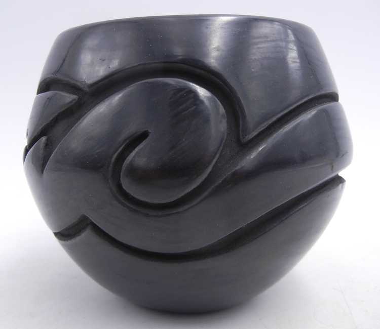 palmstrading's tweet photo. #PotteryTerm: BURNISHING - A process of producing a polished, shiny surface by rubbing a smooth stone over the surface of pots or bowls after application of the slip.
Jar by #SantaClara artist Vicki Martinez. https://t.co/mwfmr8wv8O