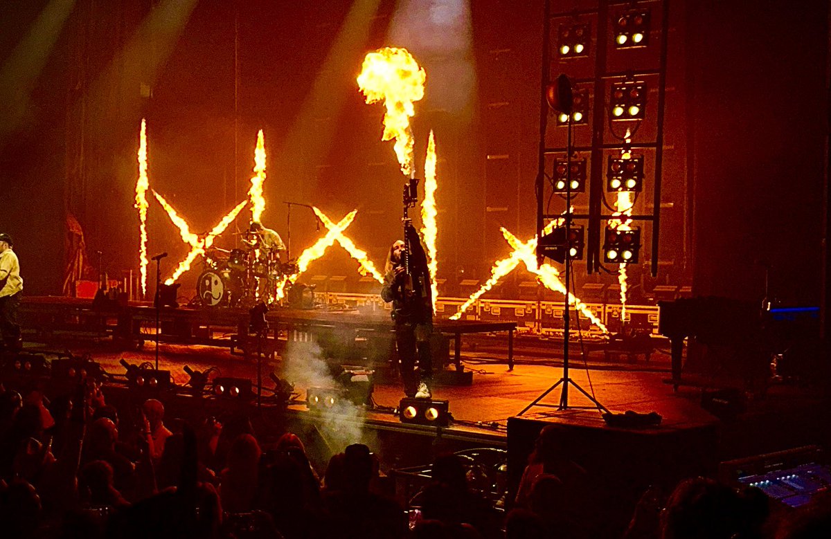 WalrusAudio's tweet image. Another great show in the books with @jimmyeatworld. Always great to say hi, talk about gear, record stores, &amp;amp; tour when they come through. 

And kudos to @falloutboy for putting on a very entertaining show with plenty of fire and Pete going full Mad Max flame thrower guitar. 🔥