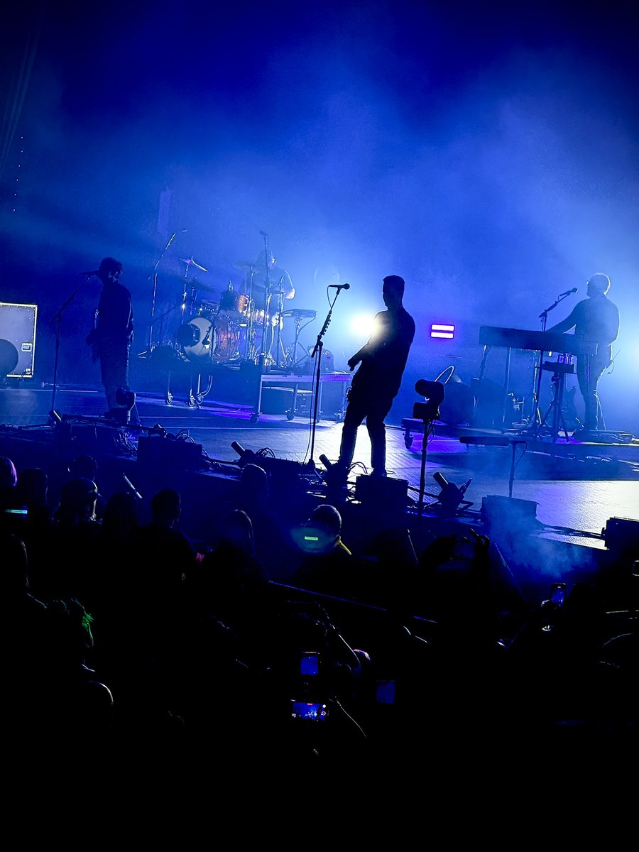 WalrusAudio's tweet image. Another great show in the books with @jimmyeatworld. Always great to say hi, talk about gear, record stores, &amp;amp; tour when they come through. 

And kudos to @falloutboy for putting on a very entertaining show with plenty of fire and Pete going full Mad Max flame thrower guitar. 🔥