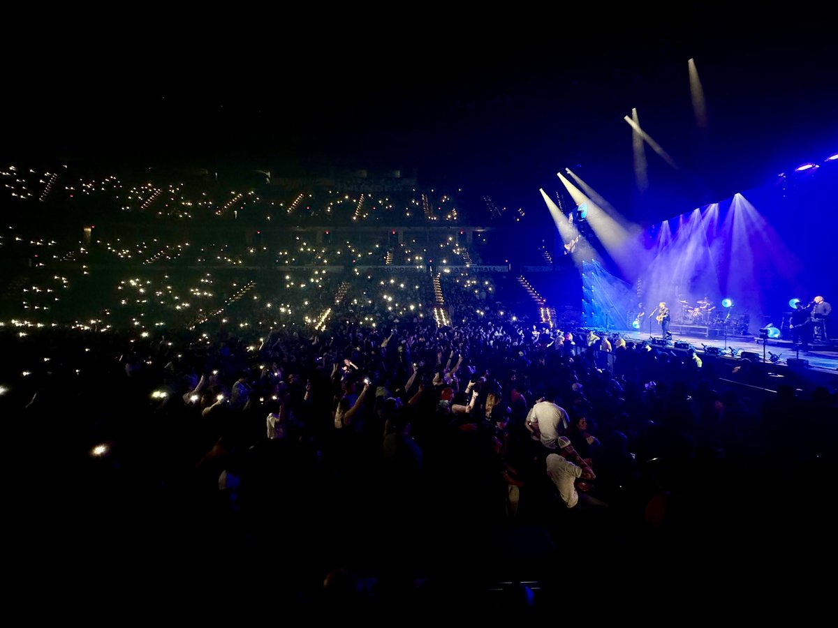 WalrusAudio's tweet image. Another great show in the books with @jimmyeatworld. Always great to say hi, talk about gear, record stores, &amp;amp; tour when they come through. 

And kudos to @falloutboy for putting on a very entertaining show with plenty of fire and Pete going full Mad Max flame thrower guitar. 🔥
