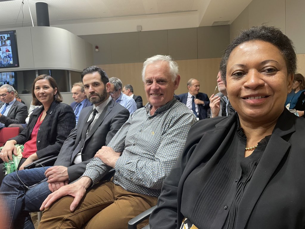 blandiot_faride's tweet photo. Au comité directeur de @l_amf avec les collègues @GillesLeproust et @DavidQueiros38 de la @CoopEluesCRC - statut de l’élu et ZAN au programme des discussions https://t.co/y3dGAKmVie
