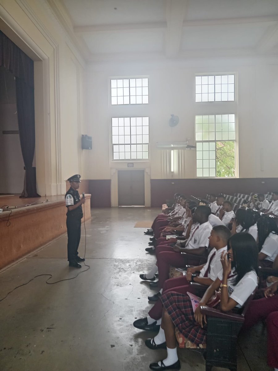 policiadepanama's tweet photo. #Colón | Niños, niñas y jóvenes del Colegio José Guardia Vega, participan en charlas sobre “Los Valores”. #TúPolicíaAmiga https://t.co/tZVdxL2Ptp