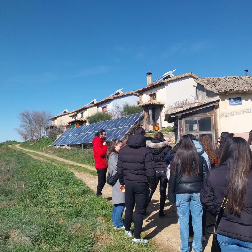 Mercede34417335's tweet photo. En Amayuelas de Abajo (Palencia) un pueblo ecostenible: banco de semillas, casas ecológicas de tierra, huerta, ....para aprender y trabajar sobre #mediorural #patrimonio #DesarrolloSostenible #EspañaVaciada con 3° Grado Infantil de @feyts_uva #DCSUVA #EstrategiasCCSS #InfantilVA https://t.co/fBTmdqKHQi