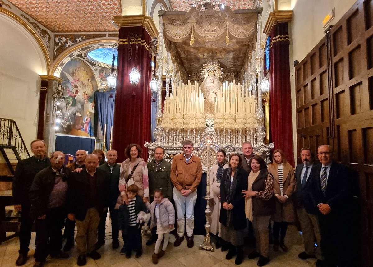 DrPerezBernal's tweet photo. Familiares de #DonantesDeÓrganos y trasplantados de #riñón #corazón #hígado y #médula en la presentación de la Luz dedicada a los #Donantes para Nª Srª de Los Ángeles de @Hdadlosnegritos. @SSantaSevilla24 @ArzobispoSaiz @ONT_esp @A_Trasplantes @ElConsejoSev #ASacro #TDSCofrade https://t.co/RGtIug82Ww